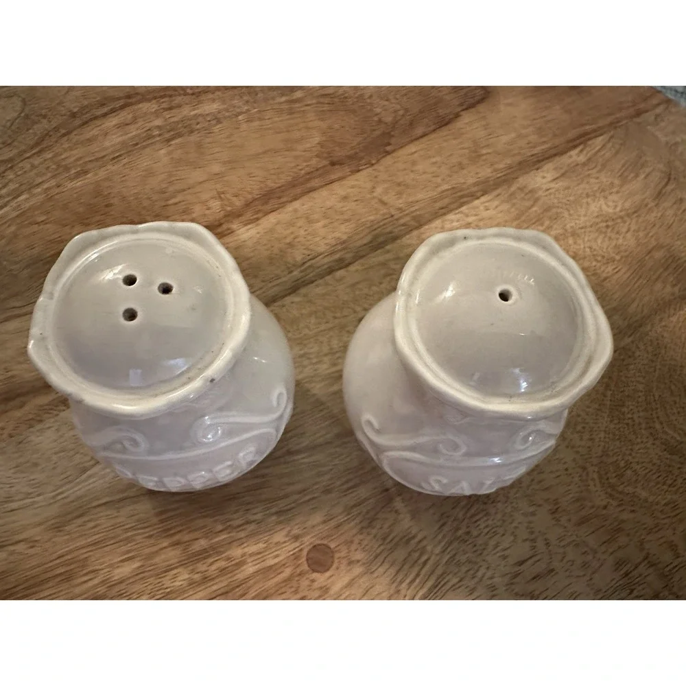 Chic Brand Antique Porcelain Salt & Pepper Shaker Set‎ White 